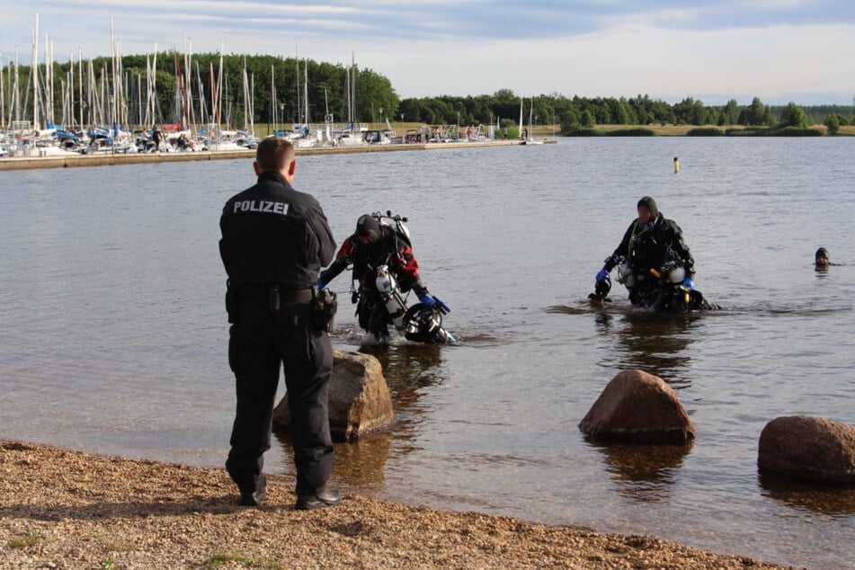 Erschöpft und enttäuscht kehren die Hobby-Taucher mit ihren Scootern an Land zurück. Sie konnten die Leiche nicht mehr lokalisieren.
