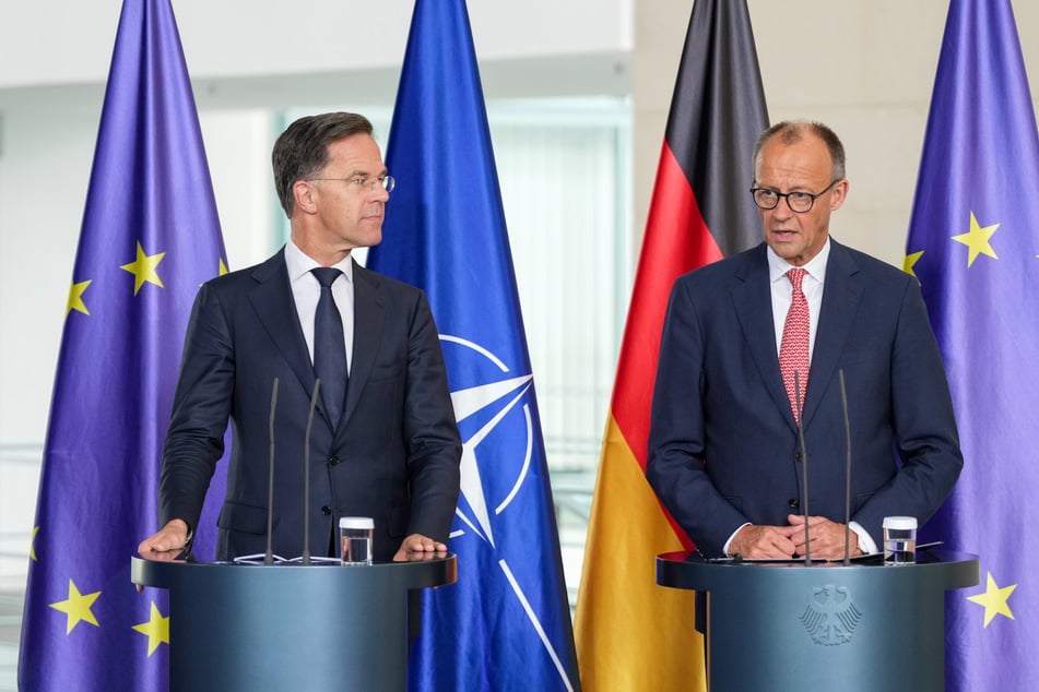 Die Verbündeten der Ukraine beraten am Donnerstag über weitere Unterstützung der Ukraine bei der Luftverteidigung. Kanzler Merz (r.) stellte bereits weitere Hilfe in Aussicht.