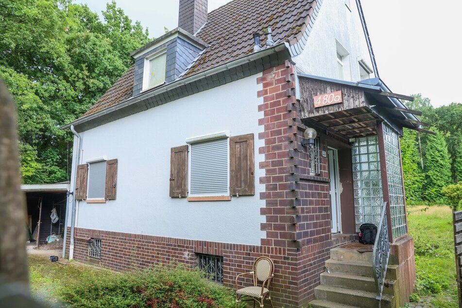Das leerstehende Einfamilienhaus an der Nevigeser Straße in Wuppertal kam am Montag bei einer Zwangsversteigerung unter den Hammer.