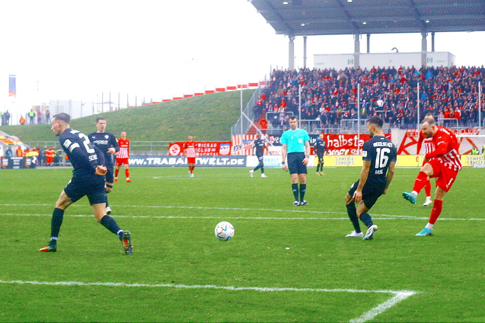 Jan-Marc Schneider (29, r.) erzielte am Sonntag das 2:0 gegen Ingolstadt - sein erster Treffer für Zwickau. Am Mittwoch in Dresden will er nachlegen.