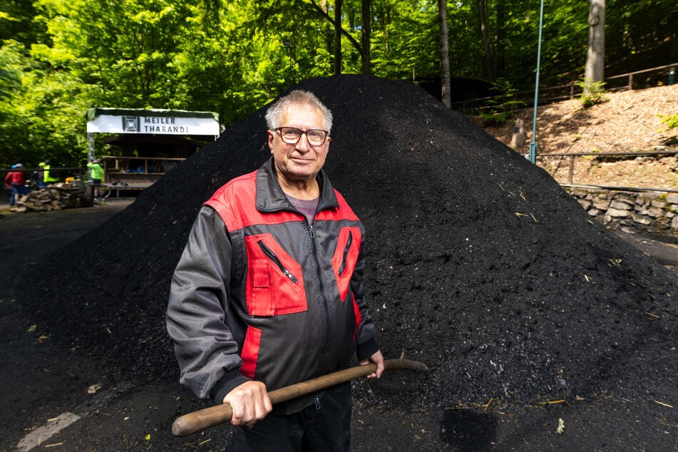 Bernd Papperitz (76) ist dankbar, dass die Forstlehrlinge dieses Jahr beim Aufbau des Meilers geholfen haben: "Wir haben nur acht Tage gebraucht."