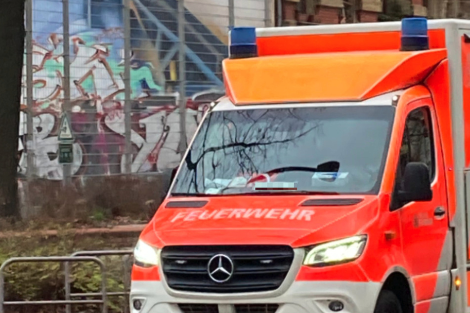 Alarmierte Rettungskräfte brachten den verunfallten 80-jährigen Radfahrer in ein Krankenhaus, wo er verstarb. (Symbolbild)