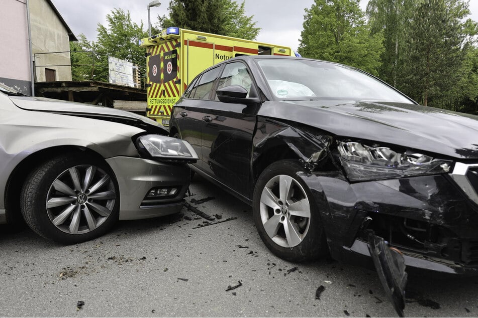 Die beiden Fahrer wurden verletzt ins Krankenhaus gebracht.