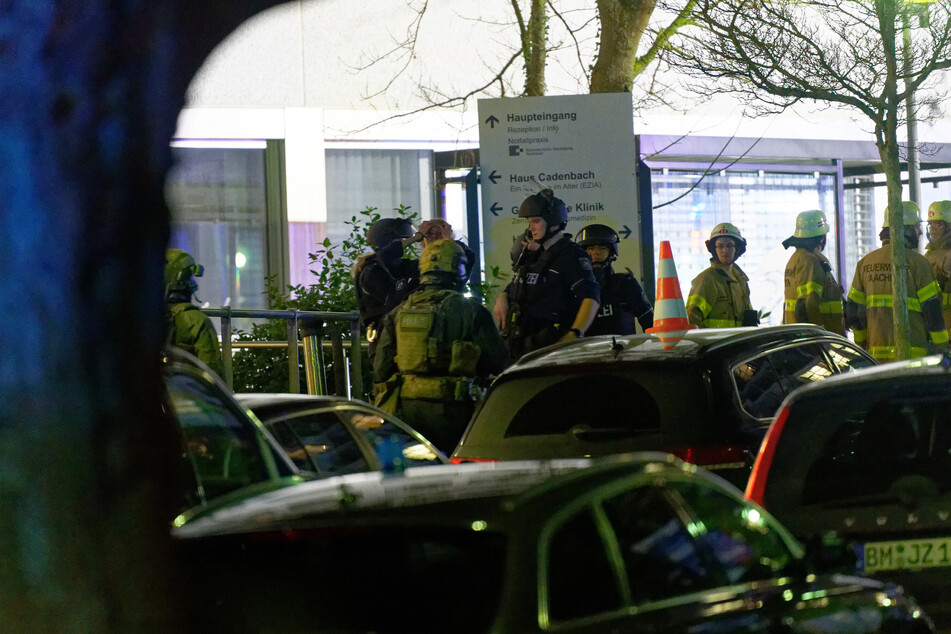 Schwer bewaffnete Polizisten und zahlreiche Feuerwehrkräfte fanden sich am Montagabend vor dem Aachener Krankenhaus ein.