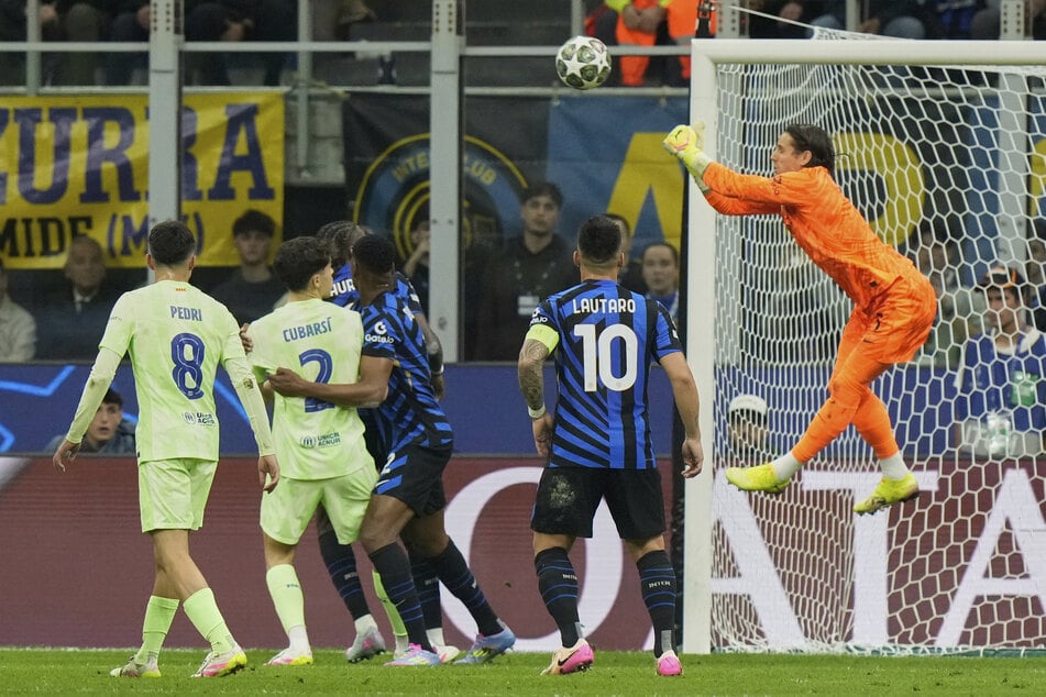Inter Mailands Torhüter Yann Sommer (r.) klärt den Ball im CL-Halbfinale gegen seine Ex-Kollegen vom FC Bayern.