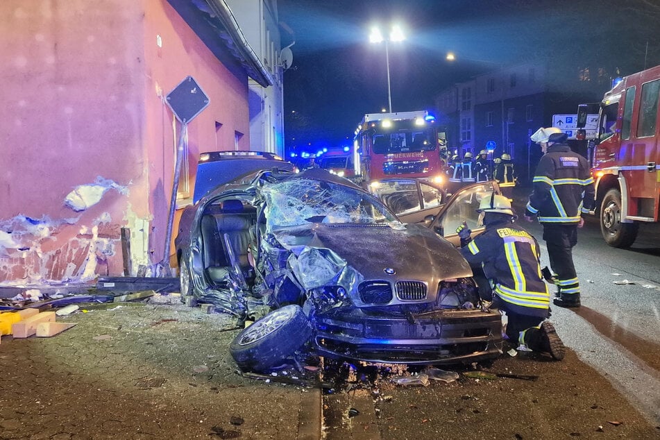 Mit großer Wucht krachte der BMW mit der Beifahrerseite gegen die Hauswand in Buxtehude.