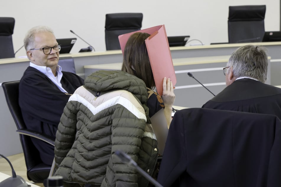 Am dritten Verhandlungstag im Prozess um den Tod des achtjährigen Fabian stand die Beziehung zwischen der Tatverdächtigen und dem Vater im Fokus.