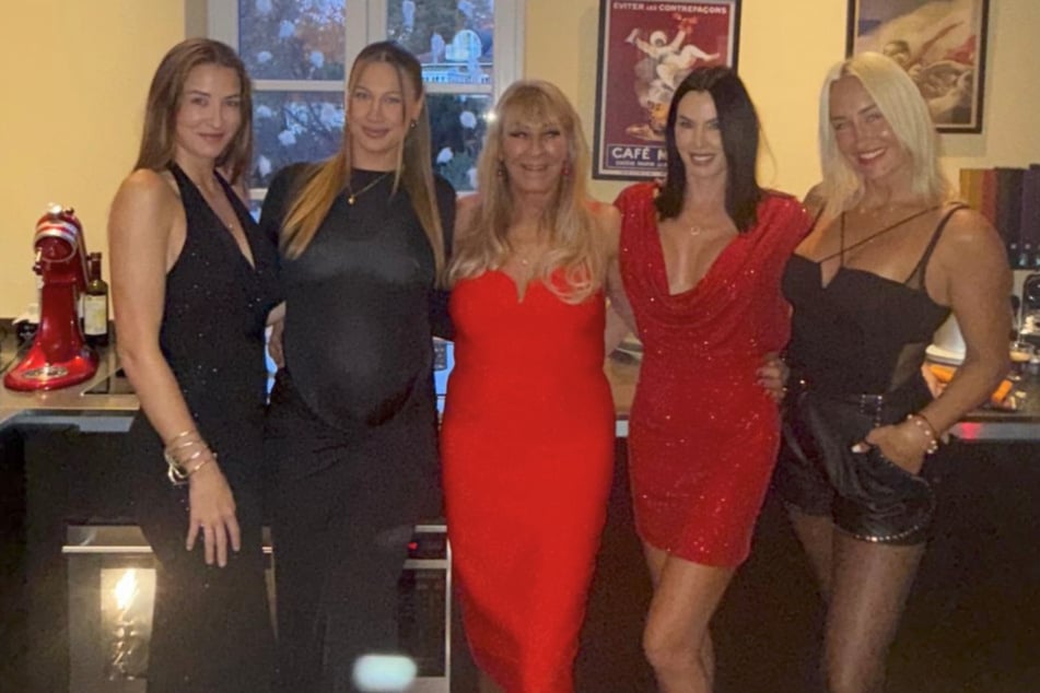 Mit ihren Schwestern Sarah Connor (45, r.), Anna-Maria Ferchichi (44, 2.v.r.), Valentina Lewe (29, l.) und Mama Soraya feierte Lulu vor kurzem noch Weihnachten.
