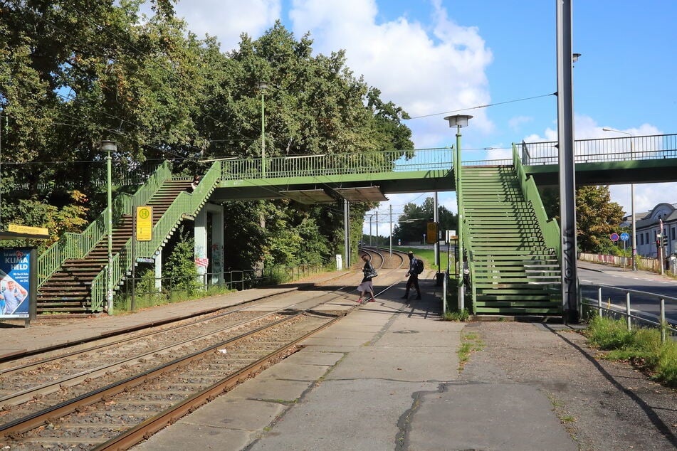Lediglich die linke der beiden Treppen soll (noch) bestehen bleiben. Der restliche Teil der Fußgängerbrücke wird schon bald verschwinden.