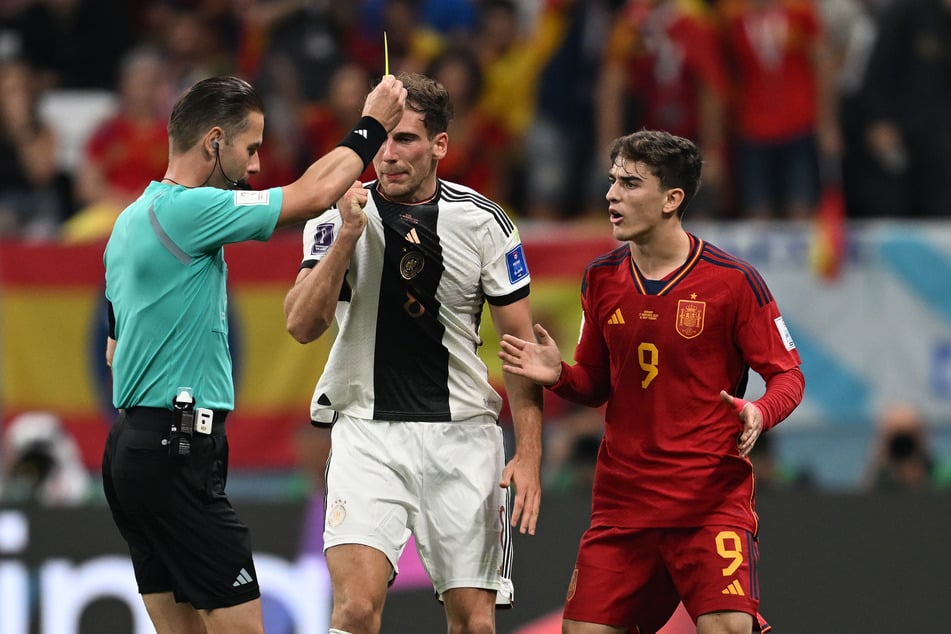 Bei der WM 2022 sah Leon Goretzka im Gruppenspiel gegen Spanien die Gelbe Karte. Nach der neuen Regelung wäre diese nach der Gruppenphase gelöscht worden.