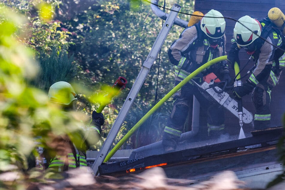 Feuerwehreinsatz in Hohenstein-Ernstthal: Dachstuhlbrand ausgebrochen