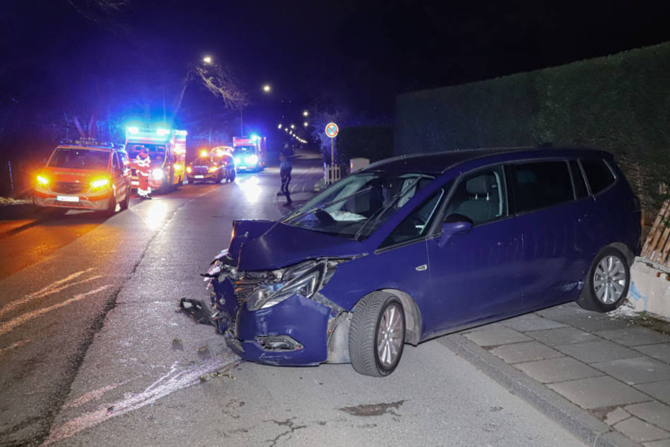 Der Opel Zafira musste nach dem schweren Unfall abgeschleppt werden. Die drei Insassen kamen in eine Klinik.