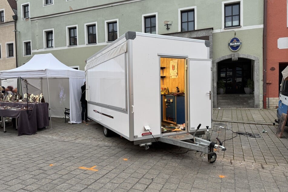 Der Standwagen wurde durch den Aufprall mit dem Feuerwehrauto herumgeschoben.