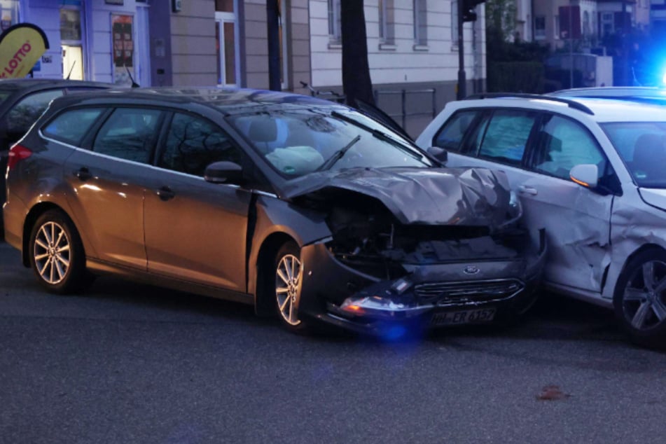 Ford und VW krachen zusammen: Beide Fahrer im Krankenhaus