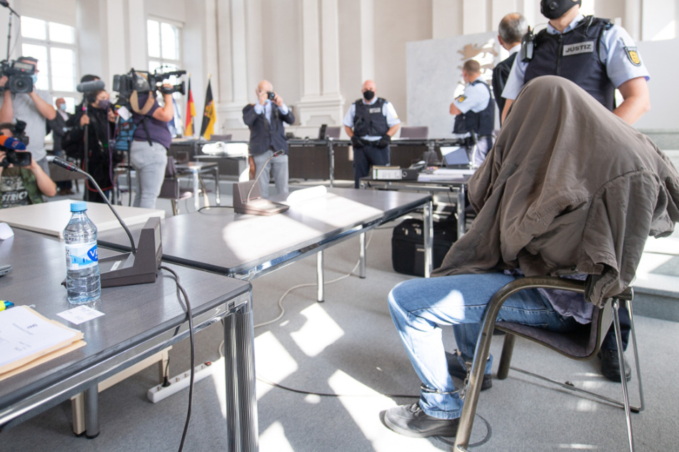 Der Angeklagte sitzt während des Prozessauftakts um die Gewalttat in Rot am See vor dem Landgericht Ellwangen im Gerichtssaal.