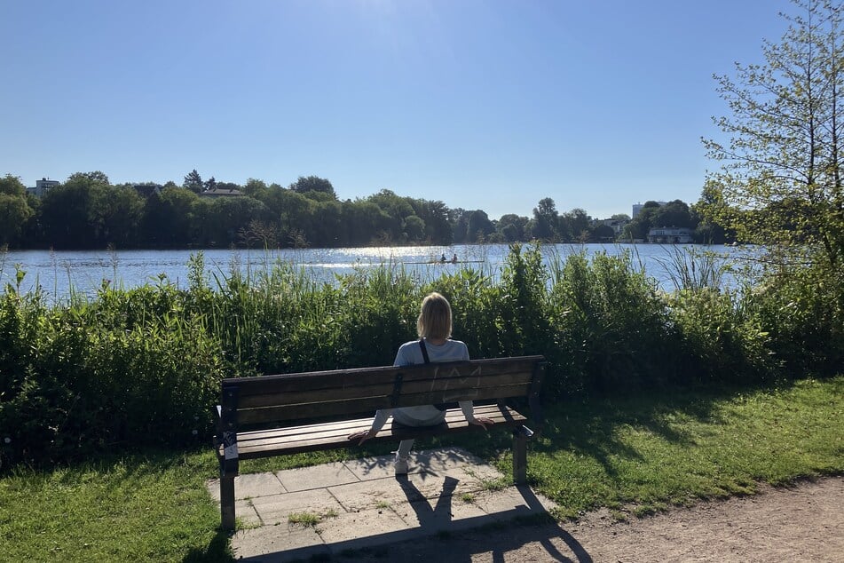 Sonniges Wetter und hohe Temperaturen erwarten Hamburg und Schleswig-Holstein heute. In den kommenden Tagen könnte es sich allerdings lohnen, einen Regenschirm einzupacken. (Symbolbild)