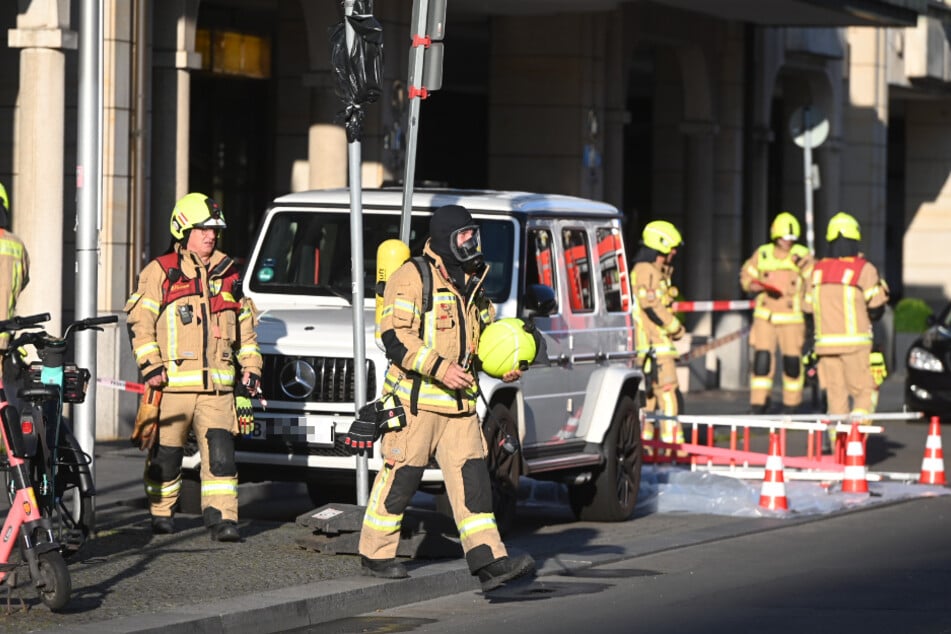 Die alarmierte Feuerwehr betrat das Hotel mit Atemschutzmasken.