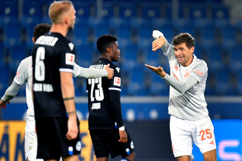 Thomas Müller (r.) traf nicht nur doppelt, sondern bereitete auch noch das 3:0 von Robert Lewandowski vor - es war sein 150. Assist in der Bundesliga!