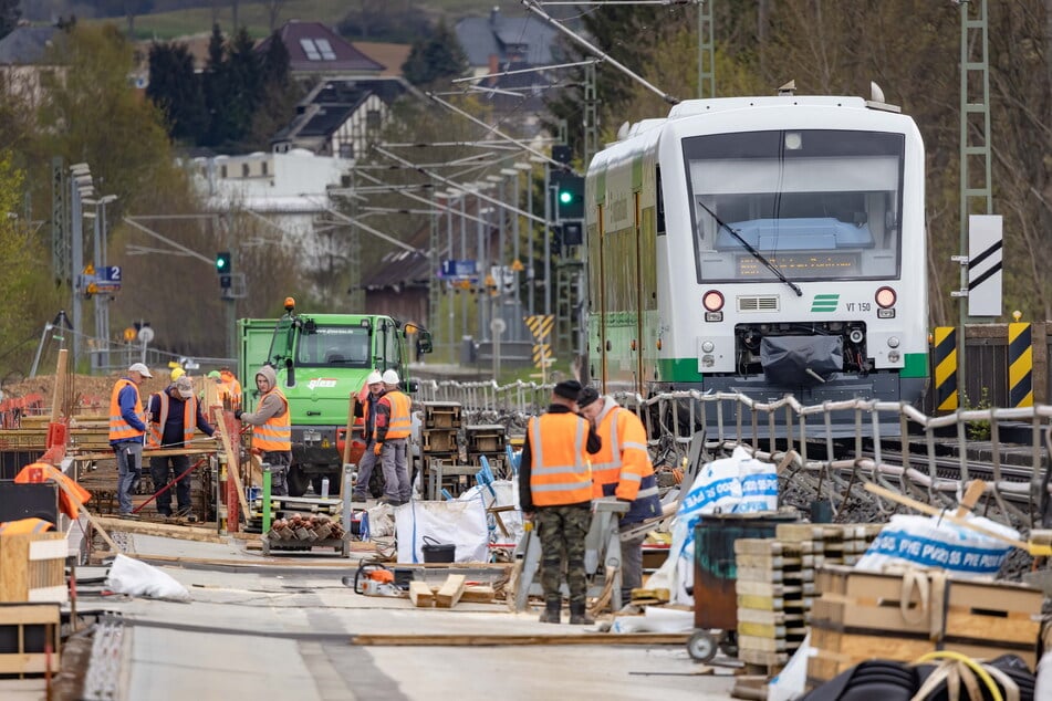 Die Bahn saniert die Brücke im laufenden Betrieb: Über ein Gleis fuhren die Züge, am anderen Gleis wurde gebaut.