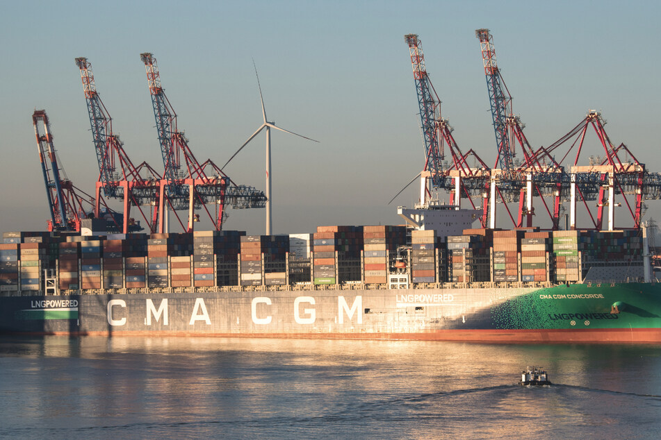 Bis die Containerschiffe den Hamburger Hafen oder andere Ziele anlaufen können, dauert es derzeit lange.