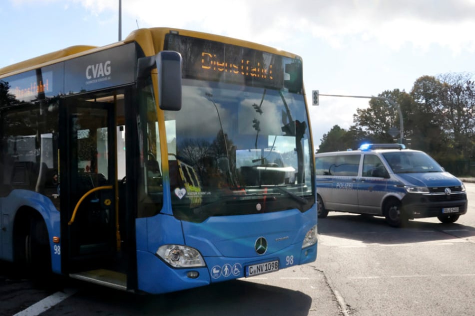 Fußgängerin in Chemnitz von Bus erfasst, Straße gesperrt