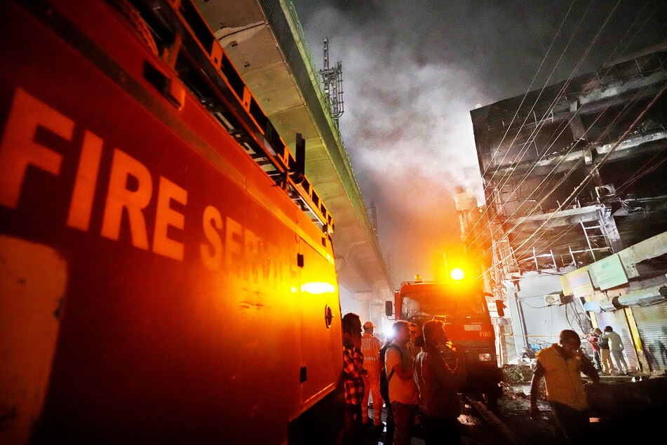 Die Kameraden der örtlichen Feuerwehr retteten 50 Menschen aus dem Gebäude.