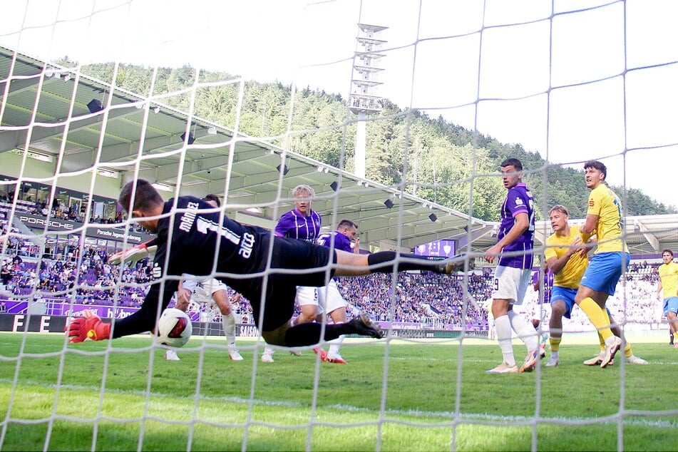 Ohne ihn wäre es wohl kein Sieg geworden: Aue-Keeper Martin Männel (38, l.) parierte zahlreiche Angriffe.
