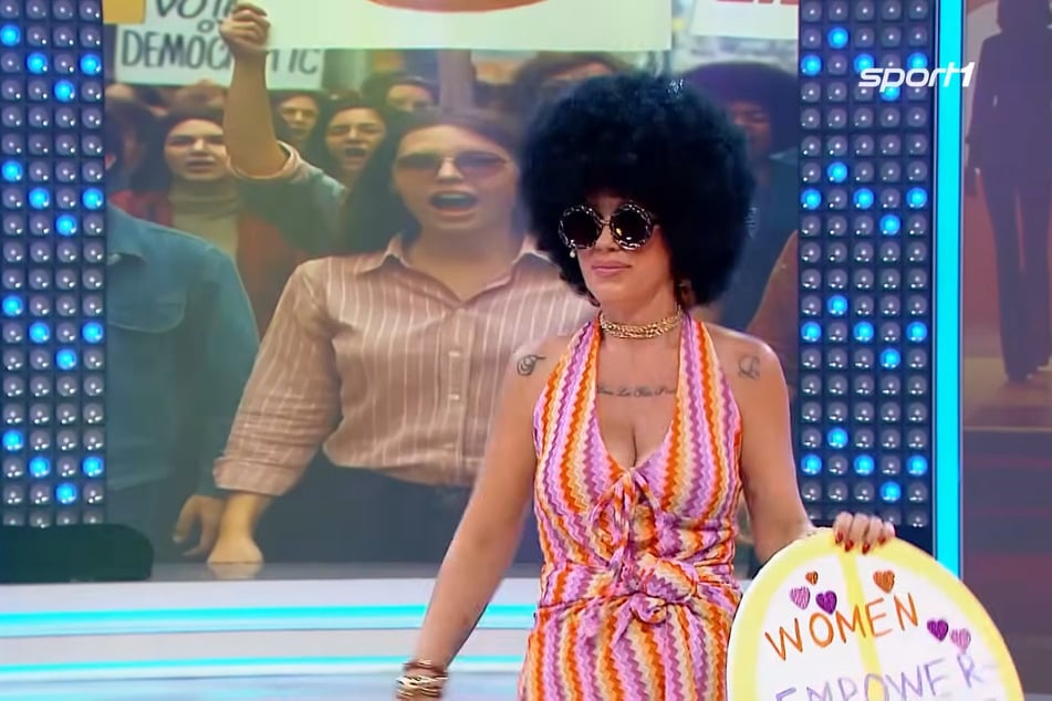 Tina (44) hat sich für das Gala-Motto "70ies" für diesen Look entschieden.