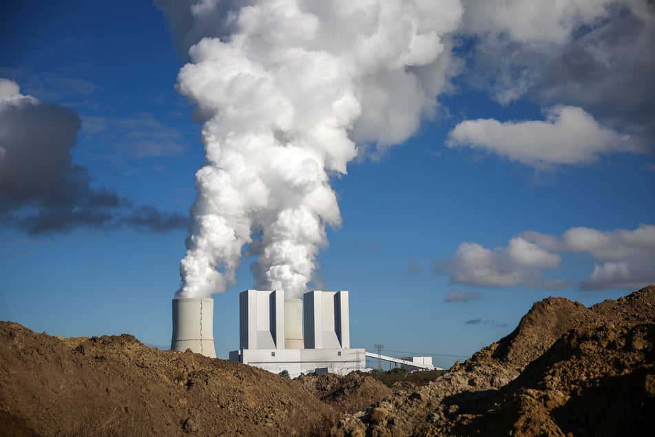 Das Braunkohlekraftwerk Lippendorf im Süden Leipzigs verstromt seit 25 Jahren zuverlässig Braunkohle. Ende 2035 soll es abgeschaltet werden.