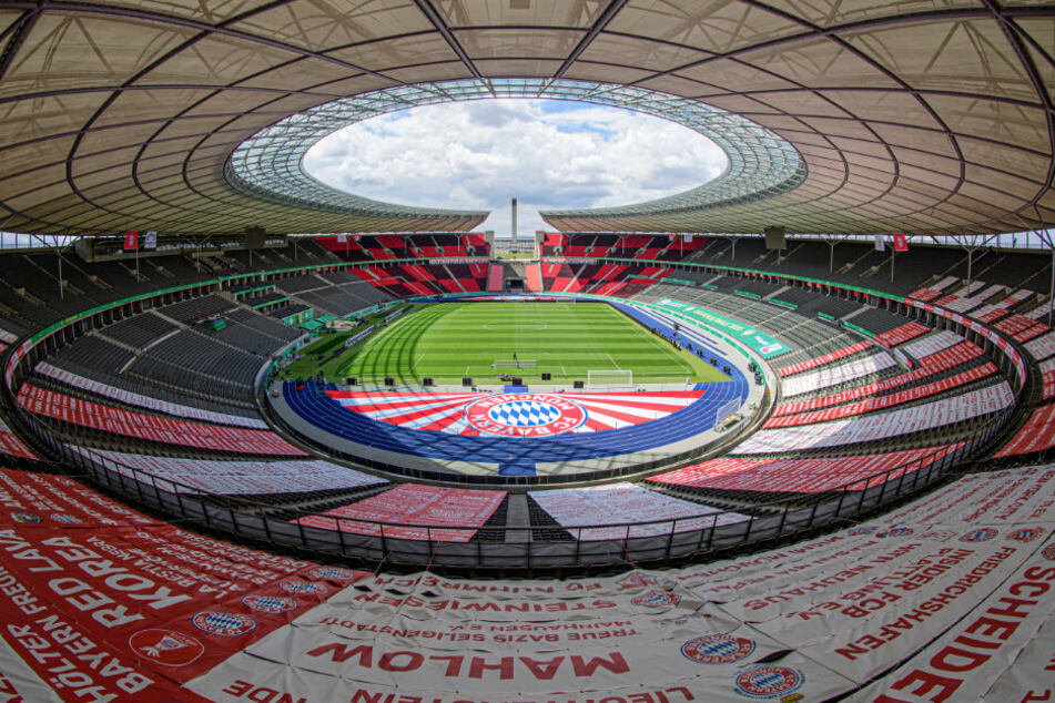 Banner des FC Bayern sind in der Ostkurve auf den Rängen angebracht.