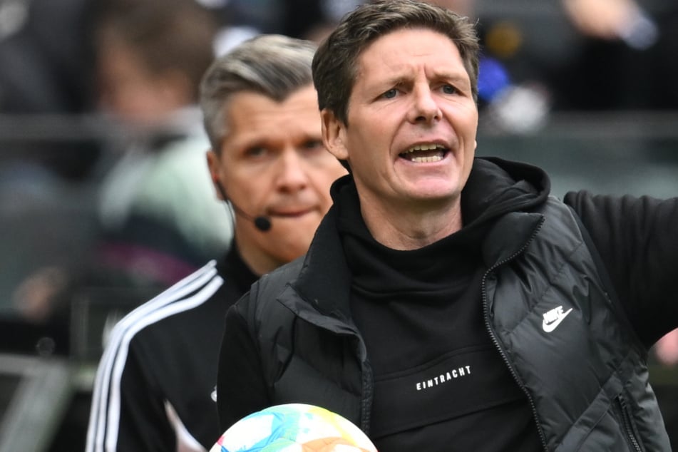 Eintracht-Trainer Oliver Glasner (48) sieht das Selbstvertrauen seiner Mannschaft als derzeit nicht vorhanden an.