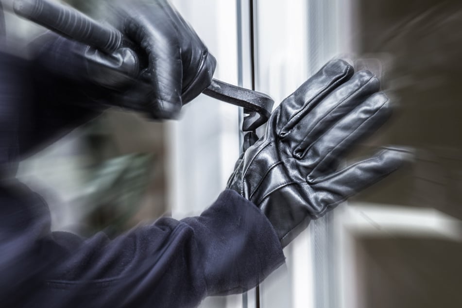 Die Diebe hebelten ein Fenster auf, um sich Zutritt zu verschaffen. (Symbolbild)