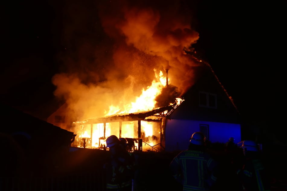 Das Einfamilienhaus in Lohmar-Donrath stand beim Eintreffen der Feuerwehr bereits in Vollbrand.