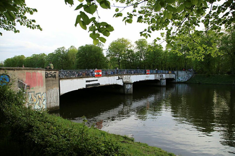 In der Nacht auf Sonntag wurde eine junge Frau auf der Sachsenbrücke angegriffen und ausgeraubt. (Archivbild)