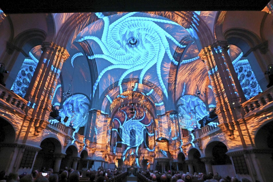 Die Illusionen werden sowohl am Dach als auch an den Seiten des Kirchenbaus lebendig.