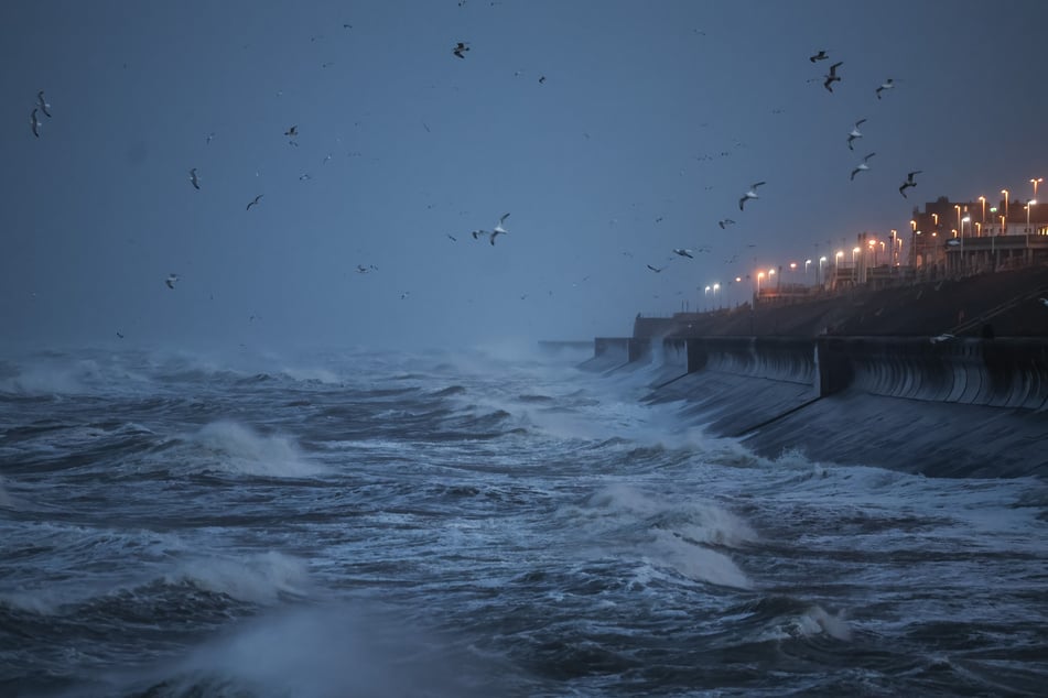 Sturm Éowyn wütet auf der Promenade von Blackpool (Großbritannien)