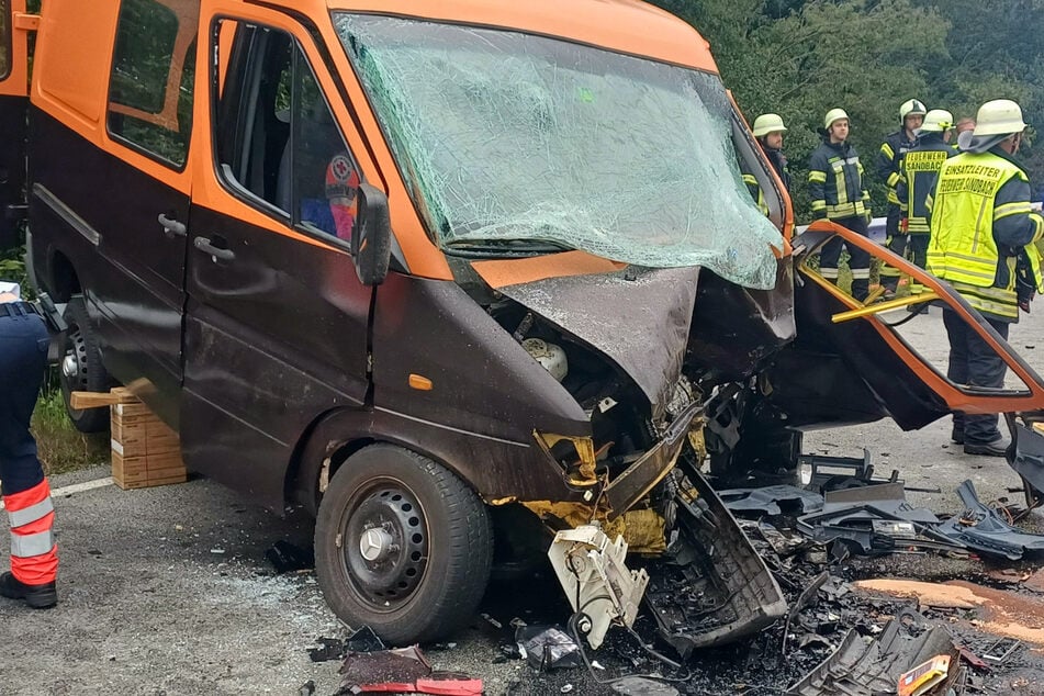 Tödlicher Unfall: Seat kracht in Gegenverkehr, B8 stundenlang gesperrt