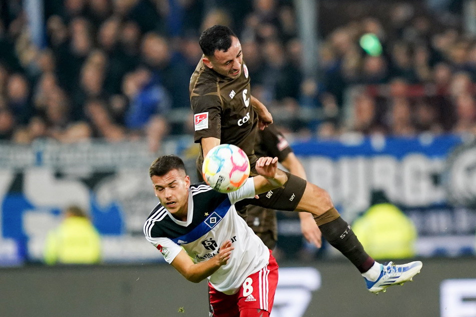 Laszlo Benes vom Hamburger SV (l.) kämpft mit St. Paulis Manolis Saliakas um den Ball.