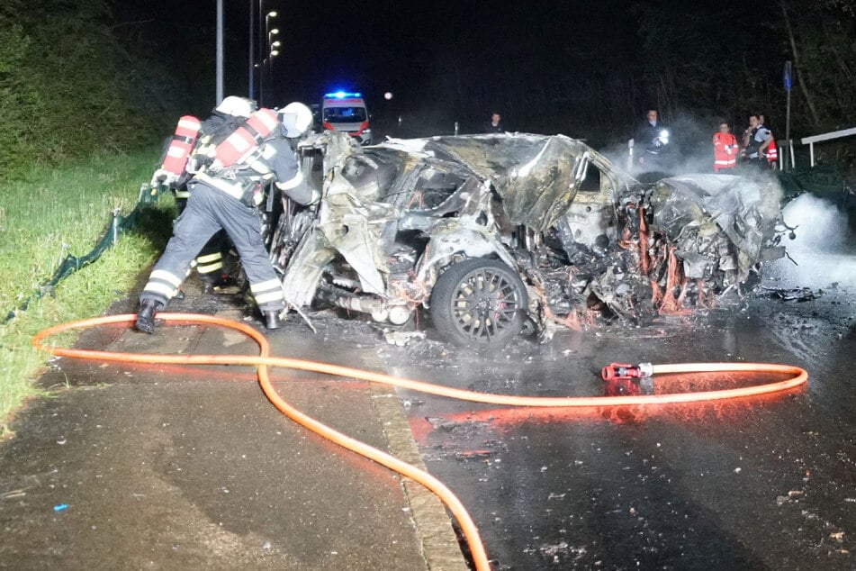 Mercedes-Fahrer rast gegen Brückenpfeiler – Beifahrer (†22) tot!