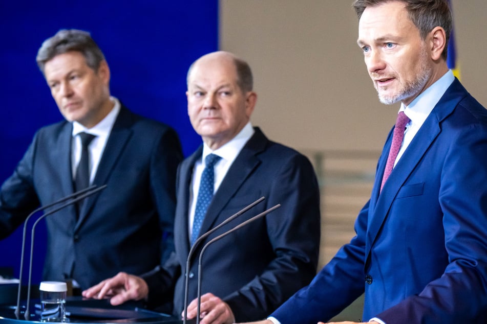 Wirtschaftsminister Robert Habeck (54, Grüne, l.), Bundeskanzler Olaf Scholz (65, SPD, M.) und Finanzminister Christian Lindner (44, FDP) einigten sich Ende 2023 auf einen Haushaltsentwurf für 2024.