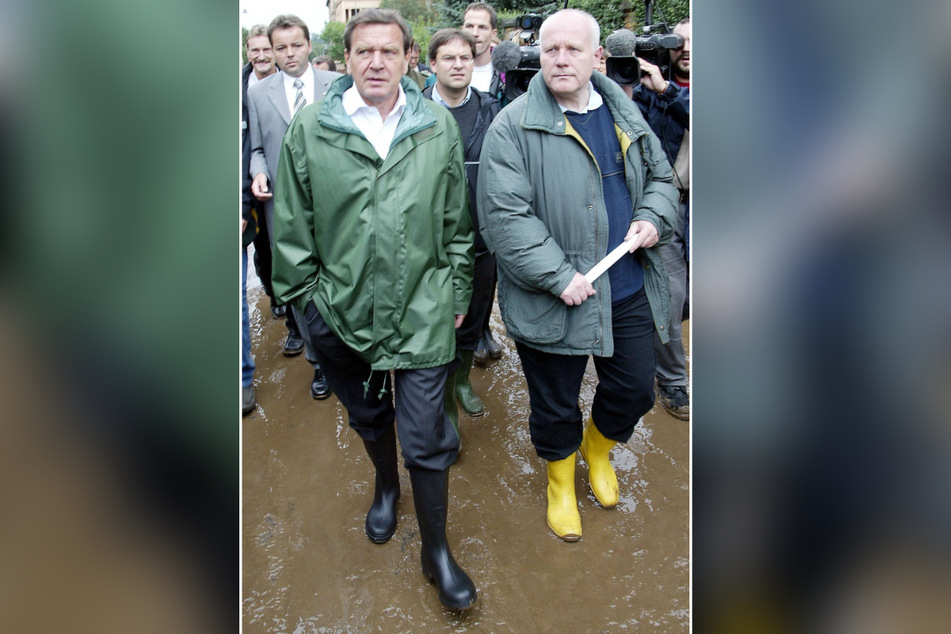 Stiefelte 2002 nach einer Inspektion mit Bundeskanzler Gerhard Schröder (79, SPD, l.) im Flutgebiet bei den Roßbergs an: Ministerpräsident Georg Milbradt (78, CDU).