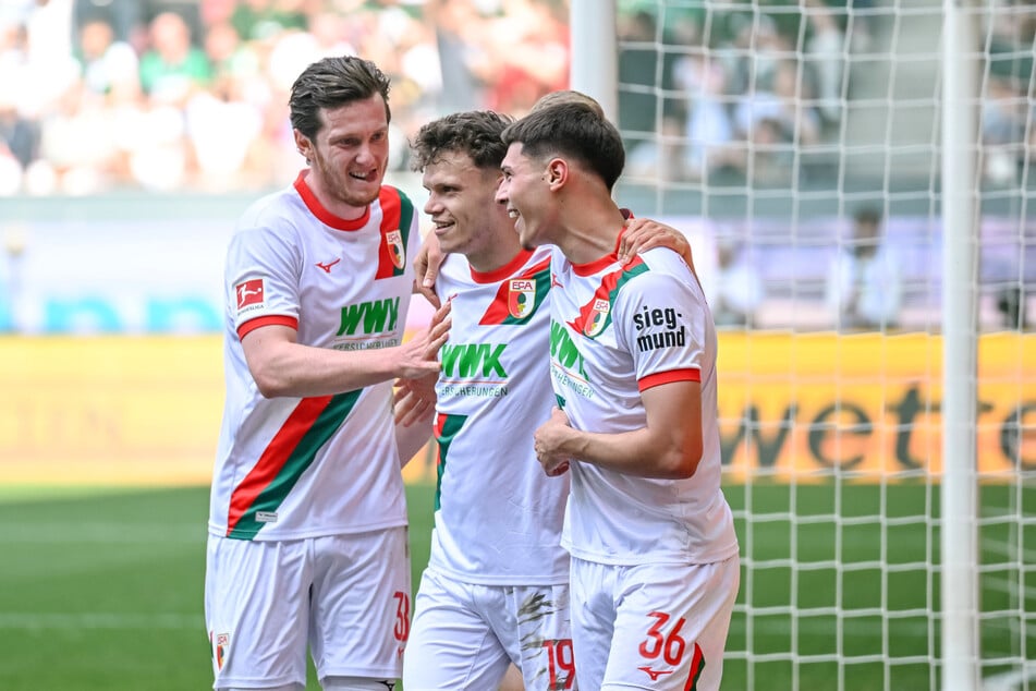Mert Kömür (r.) bejubelt mit Michael Gregoritsch (l.) den Treffer von Robin Fellhauer (M.) zum zwischenzeitlichen 2:0 gegen Borussia Mönchengladbach.