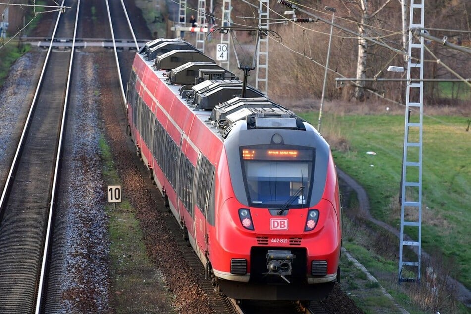 133 Passagiere mussten am Freitag bei Mönchengladbach aus einem Regional-Express evakuiert werden. (Symbolfoto)