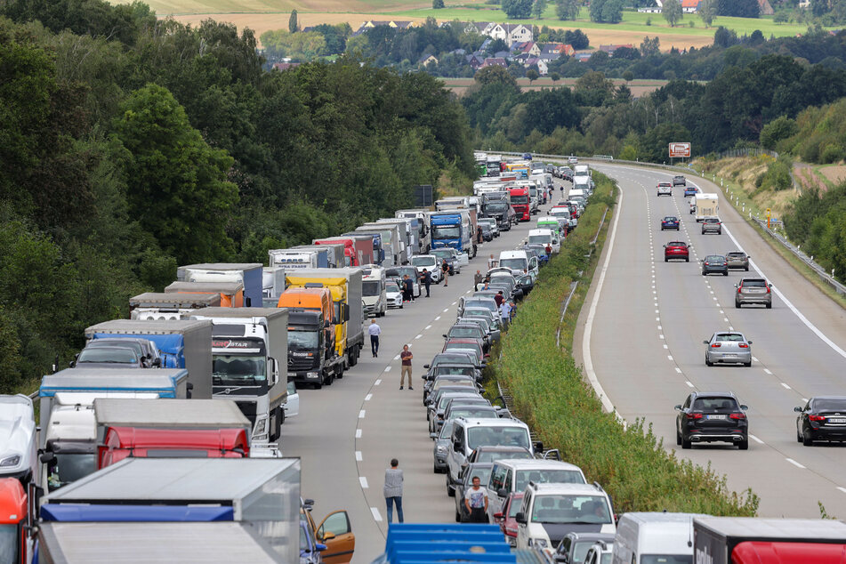 Durch die Unfälle kam es zu einem Mega-Stau auf der A4 in Richtung Dresden.