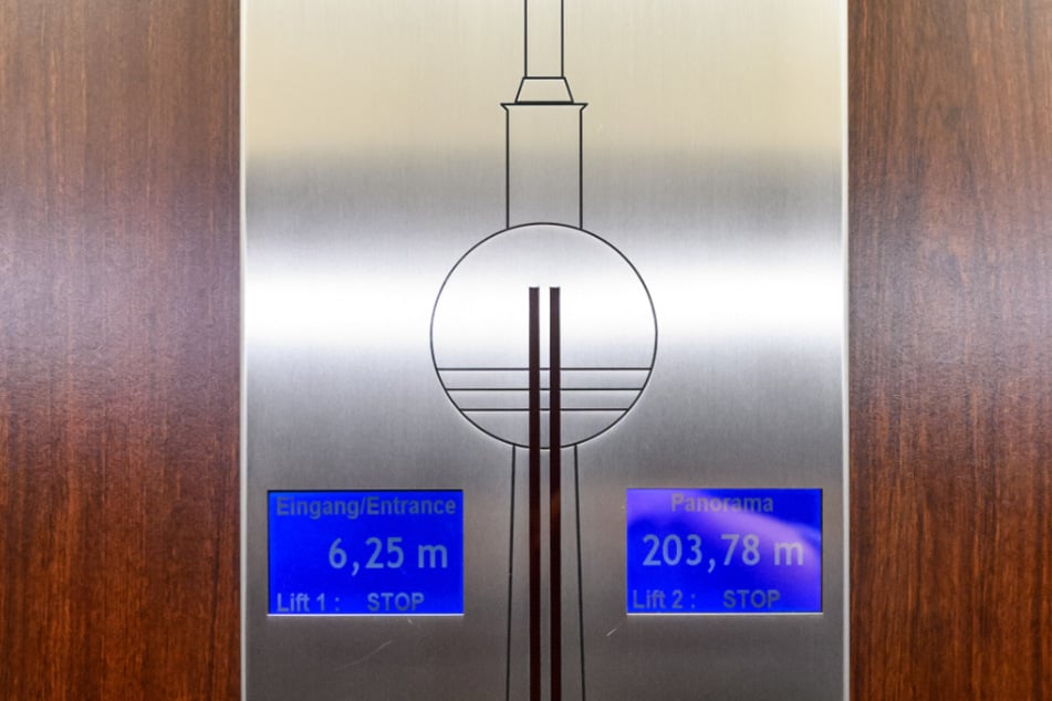 Der Aufzug des Berliner Fernsehturms zeigt die erreichte Höhe an.