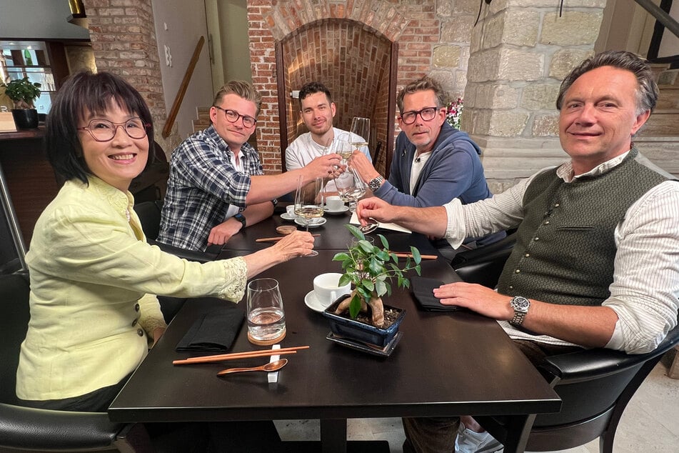 Meik (56, r.) kann seiner Vorspeise nichts abgewinnen, Huong (67, l.) ist vom Dessert enttäuscht.