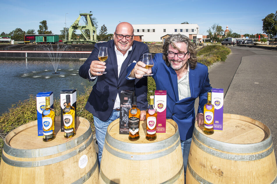 Die Whisky-Macher: Thomas Michalski (l.) und Frank Leichsenring sind Kenner und Liebhaber des edlen Tropfens. Sie bauen nun die größte Whisky-Manufaktur Deutschlands in Dresden.