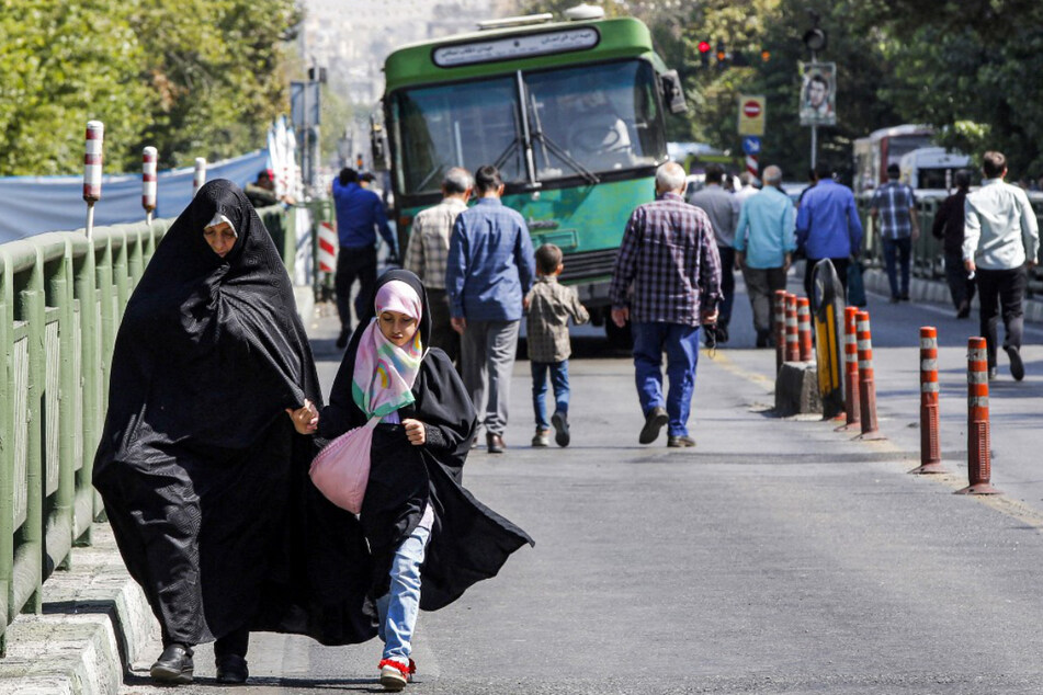 Eine Frau und ihre Tochter auf dem Weg zum wöchentlichen muslimischen Freitagsgebet.