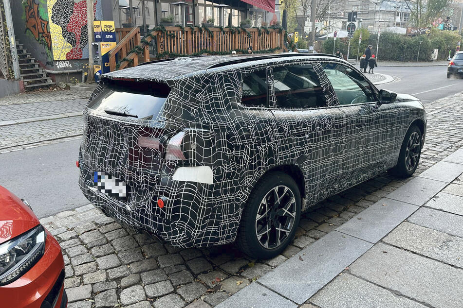 Form und Design des Erlkönigs lassen darauf schließen, dass es sich hier um den neuen BMW X3 handeln dürfte.