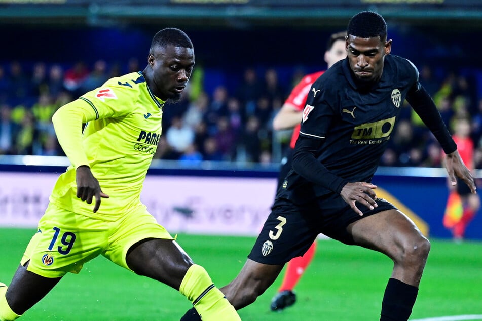 Cristhian Mosquera (rechts) im Zweikampf mit Villareals Nicolas Pepe. In der kommenden Saison soll der Spanier für RB Leipzig spielen.